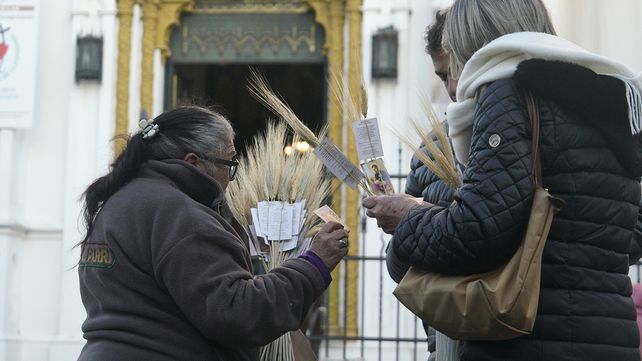 San Cayetano: una multitud de fieles pidió trabajo en Rosario desde temprano