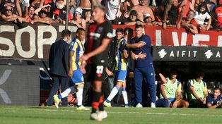 Jorge Almirón se abraza con Ángel Di María, cuando salió luego del 1 a 0 en el clásico.