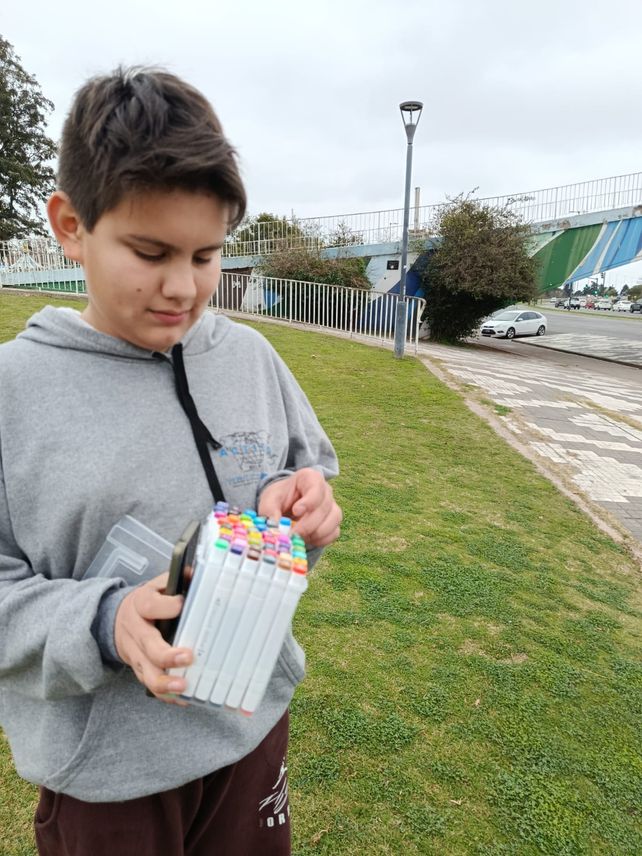 Viral: un niño inventó un juego de buscar muñecos escondidos en las calles de Rosario