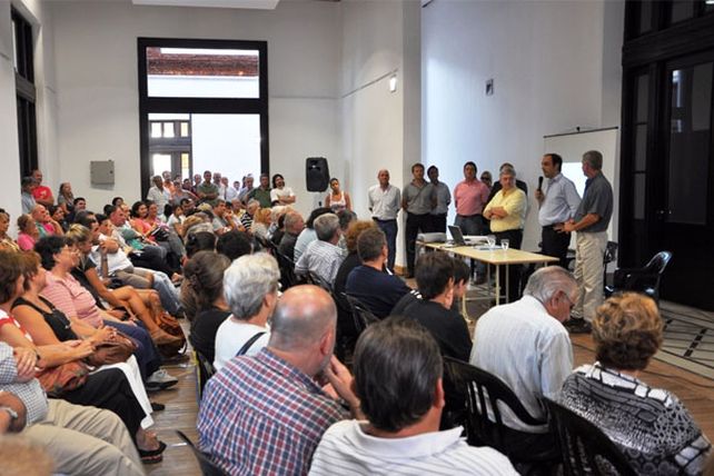 Corral presentó el proyecto de pavimentación a vecinos de San Roque y Candioti Norte