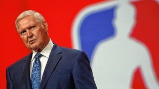 Jerry West, leyenda de la NBA, cuyo logo se inspiró en su figura, falleció a los 86 años.