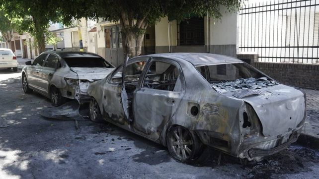 Incendiaron dos autos a metros del Gigante de Arroyito: hallan un mensaje intimidatorio