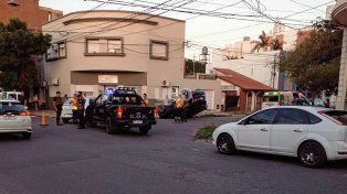 Impresionante choque en el macrocentro: un auto volcó sobre la vereda