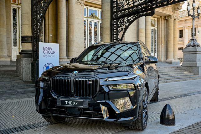 La nueva BMW X7, tope de gama de las SAV de BMW en Argentina, acompañó al Serie 5 en el Colón