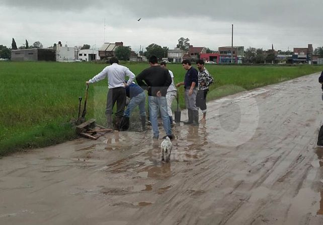 Vecinos del barrio Nueva Santa Fe realizan tareas de zanjeo por su cuenta