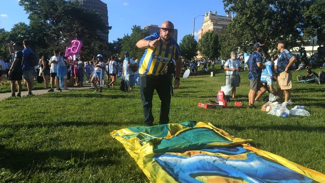 El hincha de Central no se perdió el banderazo en apoyo a la selección argentina.