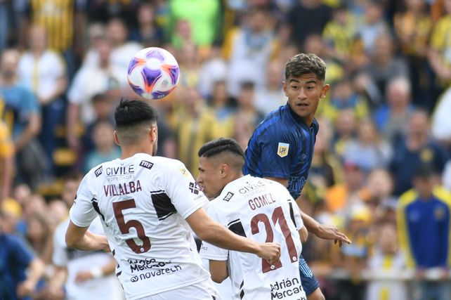 Central fue con todo por el triunfo pero no pudo con un hombre de más y fue 1 a 1