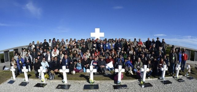 malvinas argentinas. El lunes pasado 214 familiares de los 90 soldados identificados viajaron por primera vez a visitar las tumbas de sus seres queridos en el Cementerio de Darwin.