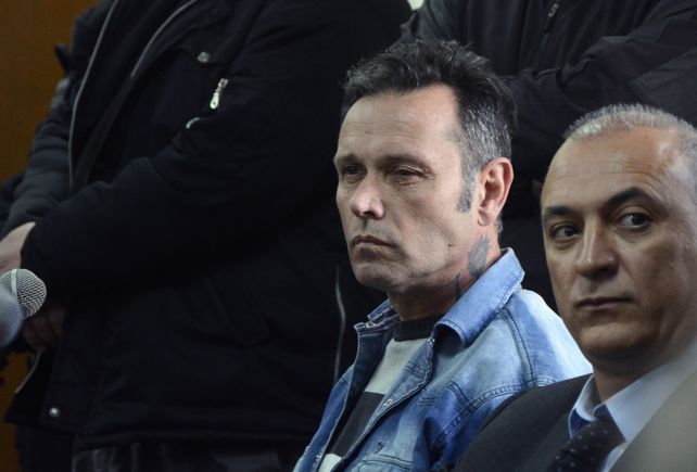 condenado. Martínez Lloch (centro) en la audiencia de ayer donde se leyó el veredicto. Le hizo un fuck you a su ex.
