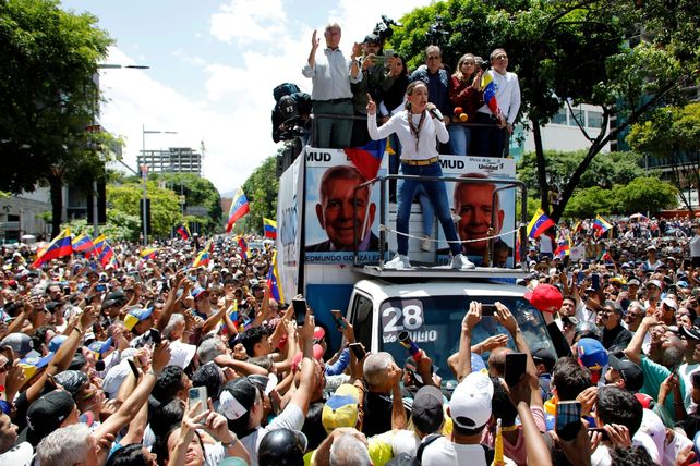 La ex diputada este sábado en el medio de la multitud durante su arenga. Del acto se ausentó el candidato Edmundo González.
