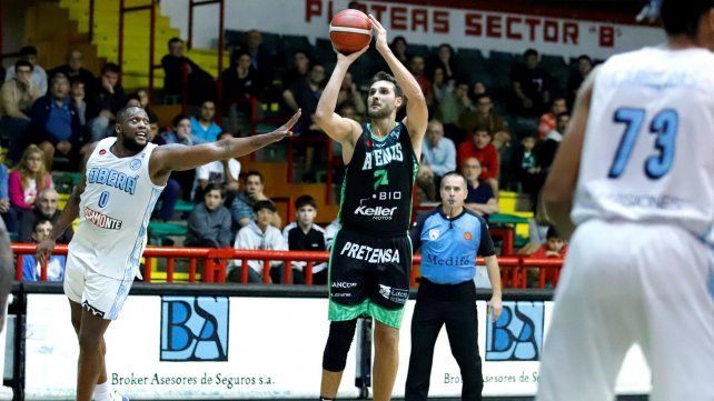 Atenas logró su tercer triunfo seguido y sueña con la salvación