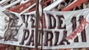 La hinchada de Barracas Central colgó una bandera atacando a Sebastián Verón, presidente de Estudiantes.