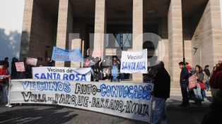 Vecinos del oeste de la ciudad se manifestaron frente a la Municipalidad