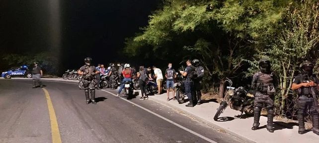 Corría una picada ilegal en Catamarca y un agente de tránsito lo volteó con un palo