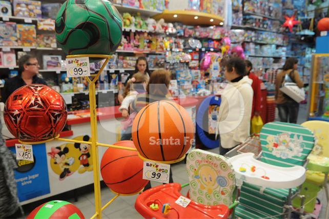 Elegir el regalo ideal: entre las ofertas y la exigencia infantil
