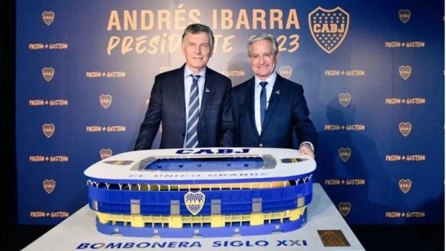 Mauricio Macri junto a Andrés Ibarra presentando el proyecto de La Bombonera Siglo XXI.&nbsp;