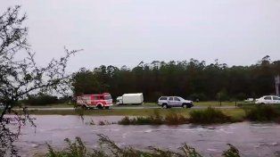 Buscan a una familia tras el desborde de un arroyo en Colonia Elía a raíz del fuerte temporal.
