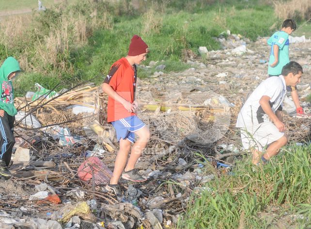 ¿Y la calle?: la basura y los líquidos cloacales coparon Padre Genesio