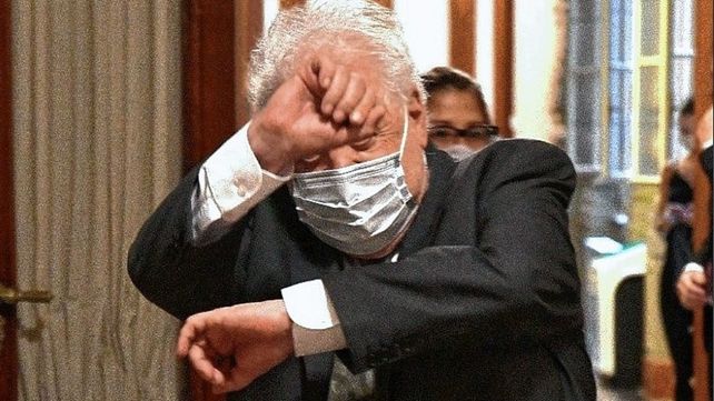 Ginés González García, escrachado en un restorán