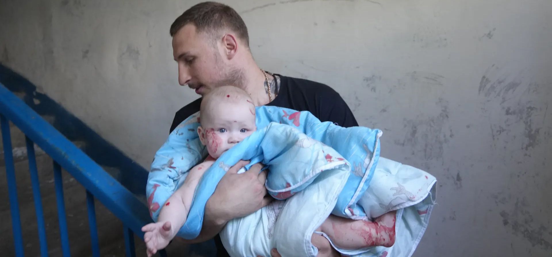 Pervomaiskyi, Ucrania. Un hombre sostiene a un bebé herido en sus brazos después del ataque ruso a un edificio residencial. Fotografía: Global Images Ukraine/Getty Images Pervomaiskyi, Ucrania. Un hombre sostiene a un bebé herido en sus brazos después del ataque ruso a un edificio residencial. Fotografía: Global Images Ukraine/Getty Images