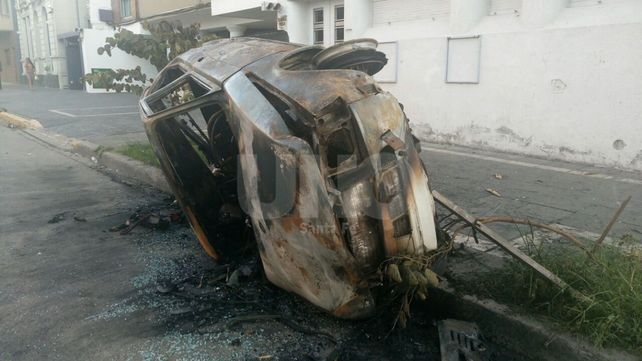 Un auto chocó contra un árbol, volcó y se incendió en Bulevar Gálvez