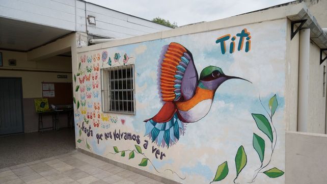 Ticiana y un mural en la escuela a la memoria del colibrí