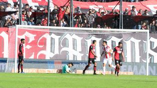 Hoyos, en el piso, sufre junto a sus compañeros el segundo gol en contra en el Coloso.&nbsp; 
