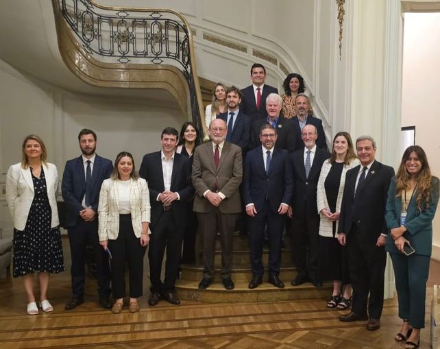 Autoridades del Centro de Estrategias Internacionales de Gobiernos y Organizaciones Sociales junto a la delegación oficial del Senado de California