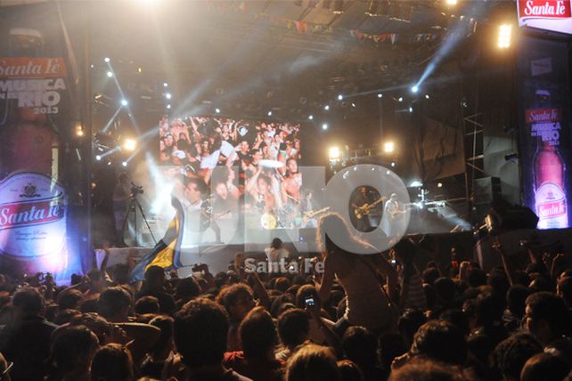 Miles de almas disfrutaron con Ciro y Los Persas en el Música en el Río