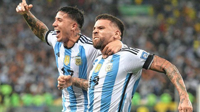 Nicolás Otamendi festeja con todo el gol de la Argentina.