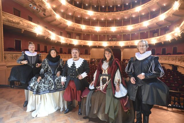 De época. La obra toma elementos del Siglo de Oro Español con un vestuario renacentista.&nbsp;