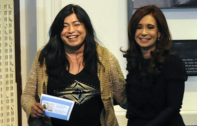 Sacayán al recibir su DNI de manos de la presidenta