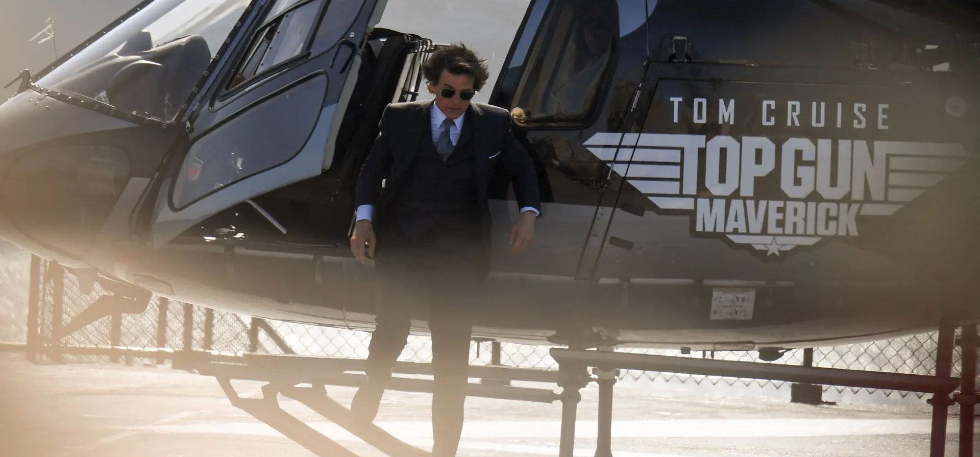 Tom Cruise llega en helicóptero para el estreno mundial de Top Gun: Maverick! a bordo del USS Midway, San Diego, California. Fotografía: Robyn Beck/AFP/Getty Images