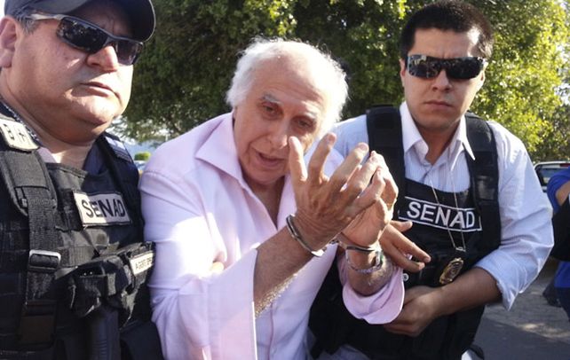 Capturado. Abdelmassih entre dos policías paraguayos. Estuvo en Europa y en Medio Oriente.