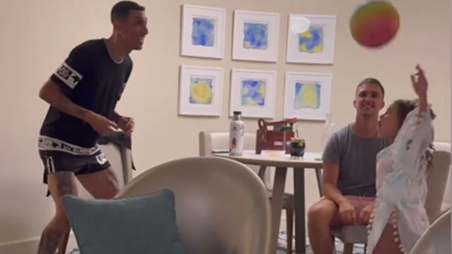 Ángel Di María juega con una de sus hijas en un video que subió a sus redes su esposa.