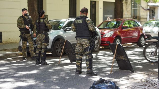 Un fuerte operativo de seguridad rodea a la Facultad de Derecho de la Universidad Nacional de Rosario (UNR).&nbsp;