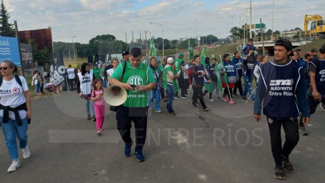 Gremios y movimientos sociales protestan contra la Ley Bases en el Túnel