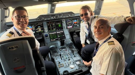 El primer vuelo directo que partió de Madrid a Rosario ya cruza el océano Atlántico