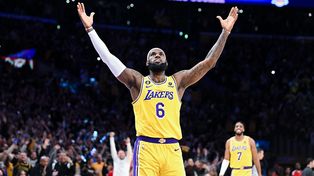 LeBron, a tres semanas de cumplir 39 años, consiguió 24 puntos, 11 rebotes y 4 asistencias.
