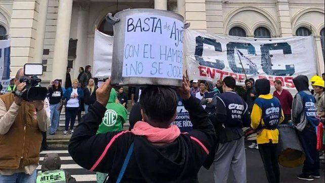 La movilización marchó a Casa de Gobierno y el Ministerio de Desarrollo Humano para protestar contra el hambre y la eliminación del programa nacional Volver al Trabajo bajo la consigna “Trabajo sin salario es esclavitud”.