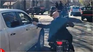 El diputado José Luis Espert escapa en moto tras los incidentes en la caravana proselitista de Milei en Lomas de Zamora.&nbsp;