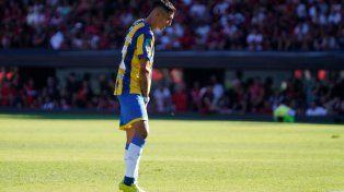 La imagen lo dice todo. Di María se toca el aductor en medio del clásico que jugó prácticamente en una pierna.