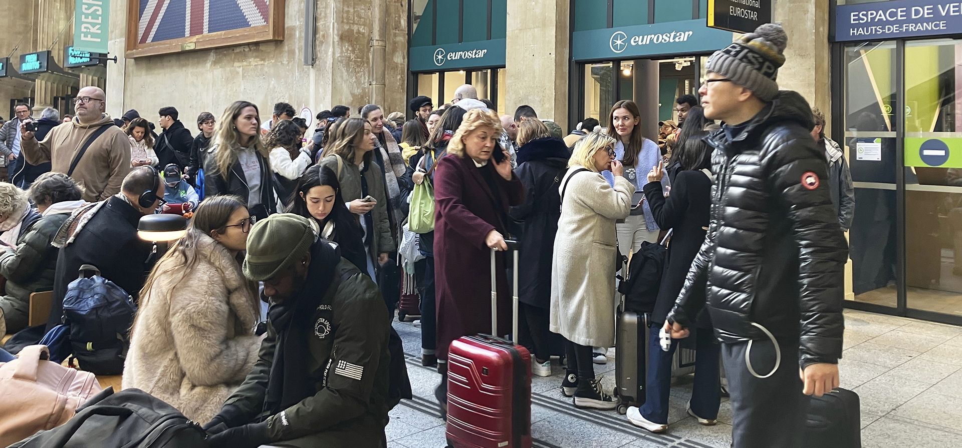 Pasajeros esperan mientras los trenes Eurostar con destino a Londres y todos los trenes con destino al norte de Francia se detienen tras el descubrimiento de una bomba sin explotar que data de la Segunda Guerra Mundial cerca de las vías, el viernes 7 de marzo de 2025 en la estación Gare du Nord en París. (Foto AP/Christophe Ena) Pasajeros esperan mientras los trenes Eurostar con destino a Londres y todos los trenes con destino al norte de Francia se detienen tras el descubrimiento de una bomba sin explotar que data de la Segunda Guerra Mundial cerca de las vías, el viernes 7 de marzo de 2025 en la estación Gare du Nord en París. (Foto AP/Christophe Ena)