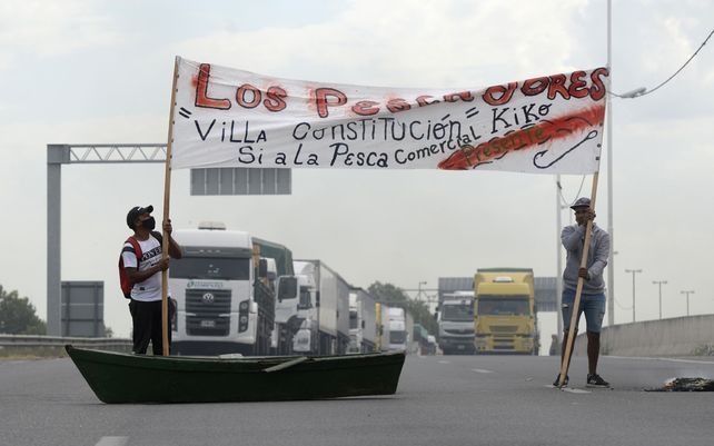 Piquete en el puente Rosario Victoria por la veda para la pesca comercial y deportiva.&nbsp;