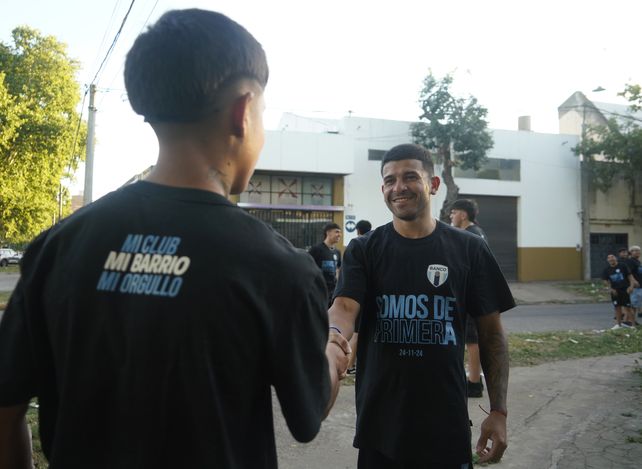 Sentido de pertenencia. Kevin Escobar y Nicolás Villagra, muestran con mucho orgullo las camisetas del ascenso.   