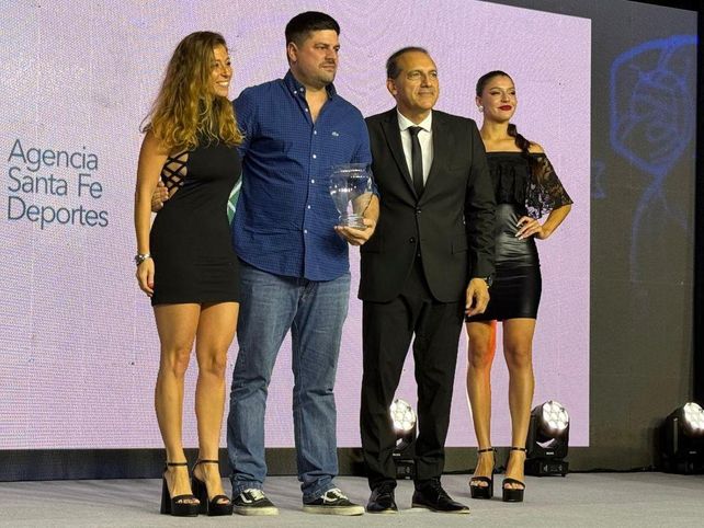 La diputada provincial Sofía Galnares fue la encargada de entregar la distinción a los representantes del Club Centenario de Venado Tuerto.