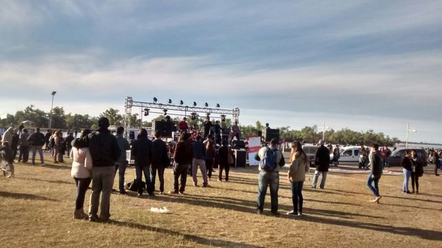 Hoy en la rotonda de la costanera se realizó un festival de rock solidario.&nbsp;