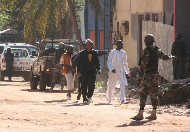 Al menos 18 muertos en una toma de rehenes en Mali