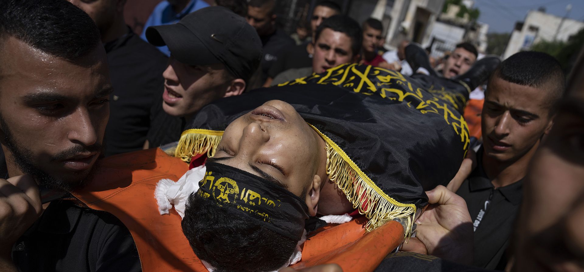 El cuerpo de Dherar al-kafrini, de 17 años es llevado por allegados, durante su funeral en el campo de refugiados de Jenin, en Cisjordania, el martes 2 de agosto de 2022. Al-kafrini murió y otro palestino resultó herido durante una redada militar israelí el lunes en la ciudad ocupada de Jenin, en Cisjordania, dijo el Ministerio de Salud palestino.