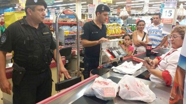Intentó llevarse comida sin pagar y en vez de detenerla la policía pago la compra